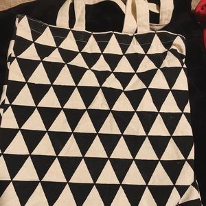 Black & White Geo Tote!
